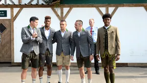 Fotbaliştii de la Bayern Munchen au dat gustul amar al dezamăgirii după meciul cu Wolfsburg, pe cel al berii, la Oktoberfest - GALERIE FOTO