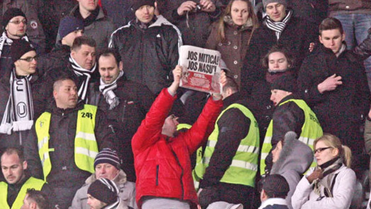 Fanii clujeni au scos batistele şi au arborat pagina specială din ProSport, în semn de protest faţă de FRF