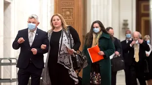 Adeverinţa senatoarei AUR Diana Şoşoacă de a nu purta mască nu este valabilă