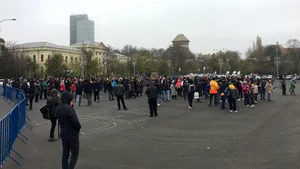 FOTO, VIDEO | Protest în Piaţa Victoriei faţă de adoptarea OUG privind modificările fiscale. USR anunţă că se alătură manifestanţilor/ Protestatari, după adoptarea modificărilor: Noi rămânem aici.