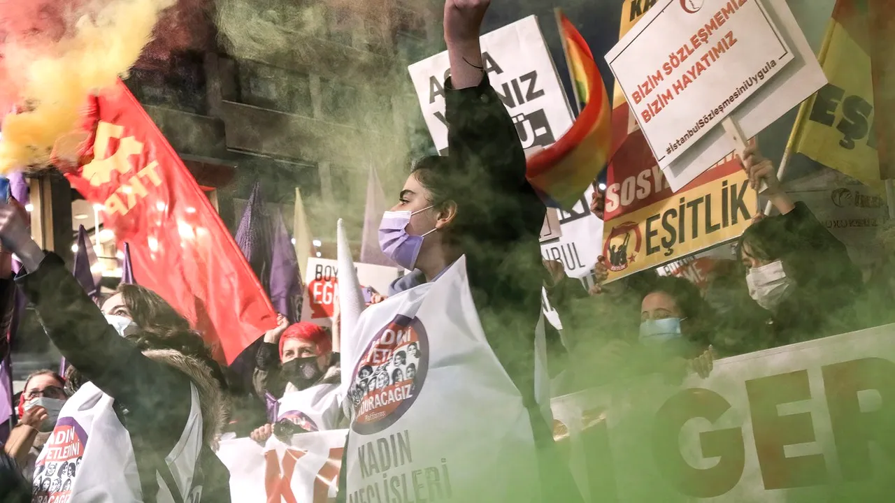 Proteste în Turcia după anunţul privind ieşirea din acordul care protejează drepturile femeilor