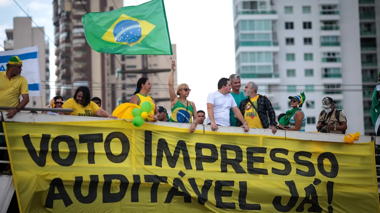 Susţinătorii preşedintelui Jair Bolsonaro vor schimbarea sistemului de vot în Brazilia. Proteste în mai multe oraşe