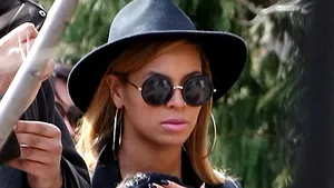 Beyonce, la plimbare cu fetiţa în braţe. Cum arată vedeta la 2 luni de la naştere - FOTO