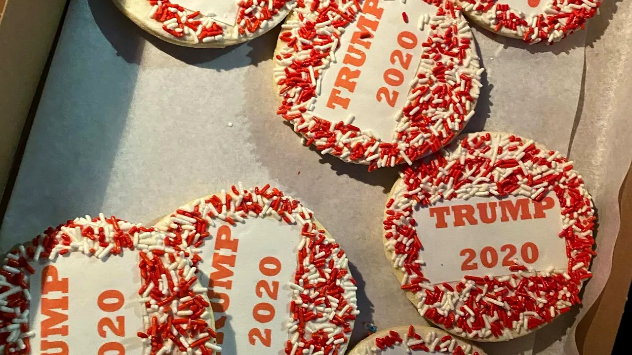 Soarta lui Trump ghicită în prăjituri. Proprietarii unei patiserii fac un sondaj cu prăjituri electorale, roşii pentru Trump, albastre pentru Biden