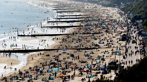 Cea mai caldă zi din an în Marea Britanie. Localnici blocaţi în case din cauza turiştilor: Au luat cu asalt plajele şi au instalat corturi peste tot. FOTO