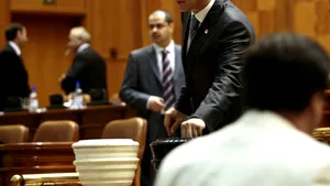 Parlamentarii au adoptat moţiunea de cenzură - VIDEO