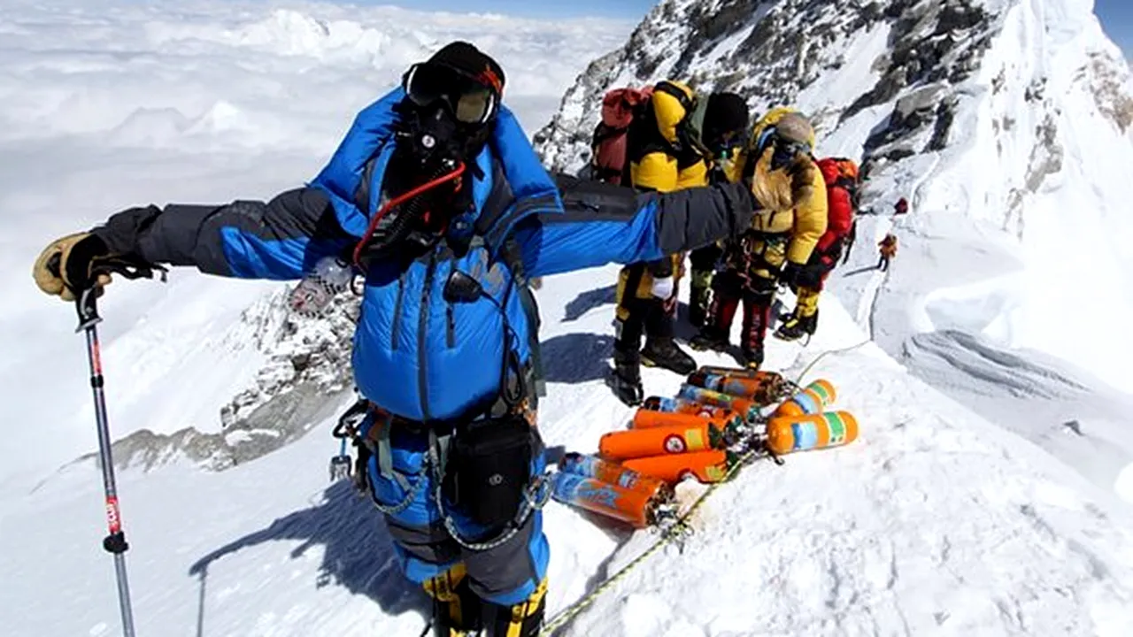 FR Alpinism şi Escaladă: Toţi cei patru alpinişti români din Himalaya sunt teferi şi în siguranţă. Alex Găvan a fost coborât cu elicopterul din tabăra de bază