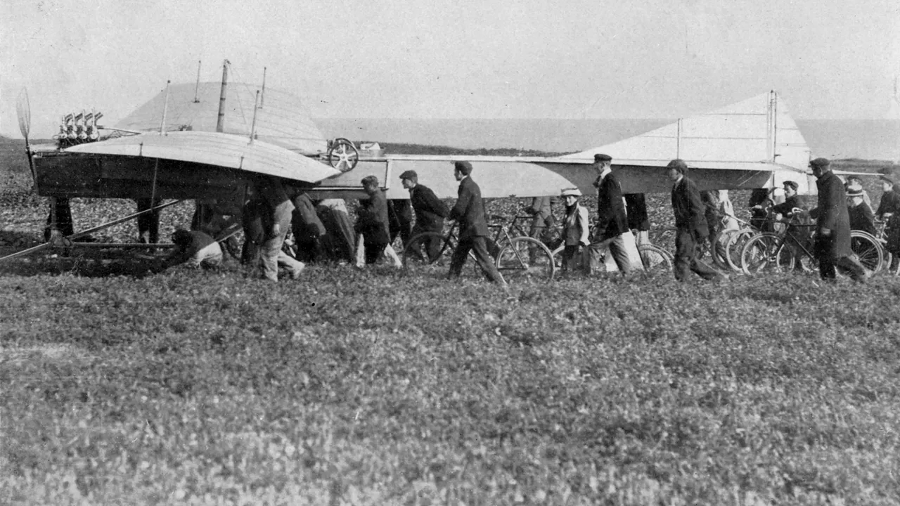 Cum a recunoscut aviatorul Louis Blériot Bucureştiul după fumul gros al grătarelor făcute de români
