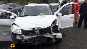 FOTO | Patru adulţi şi un copil, răniţi grav într-un carambol pe DN 1, spre Bucureşti. Elicopterul SMURD, solicitat