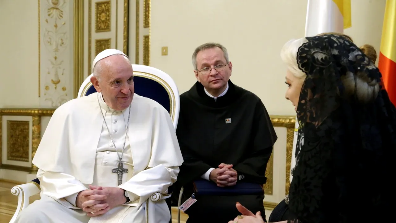 Viorica Dăncilă, având capul acoperit de voal, i-a oferit Papei Francisc un ceas şi un album - FOTO, VIDEO