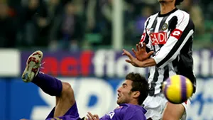 Mutu şi-a spart capul în meciul Fiorentina - Udinese