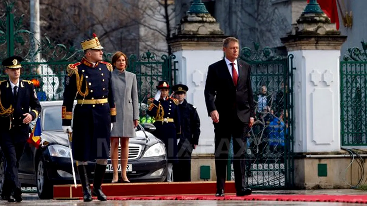Iohannis a depus o coroană în memoria victimelor Revoluţiei, în Piaţa Universităţii. Preşedintele îl decorează astăzi pe şeful Asociaţiei Foştilor Deţinuţi Politici