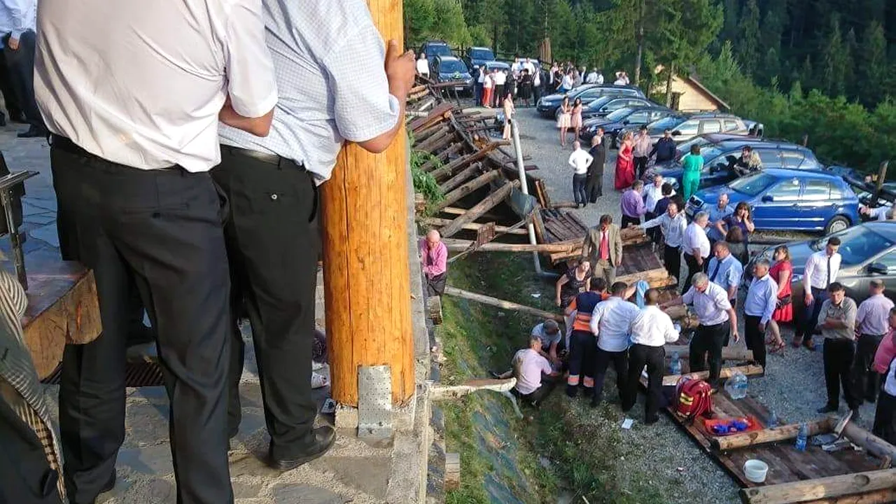 ACCIDENTUL din Durău unde o balustradă s-a prăbuşit în timpul unei nunţi: Şase dintre răniţii duşi la spital în Târgu Mureş rămân internaţi