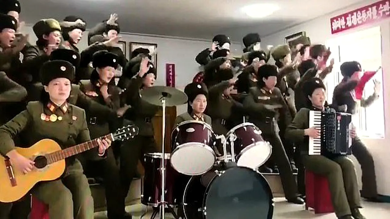 Imagini bizare cu Kim Jong-un şi mai multe femei în uniformă militară. Au cântat şi dansat pentru dictatorul nord-coreean. VIDEO