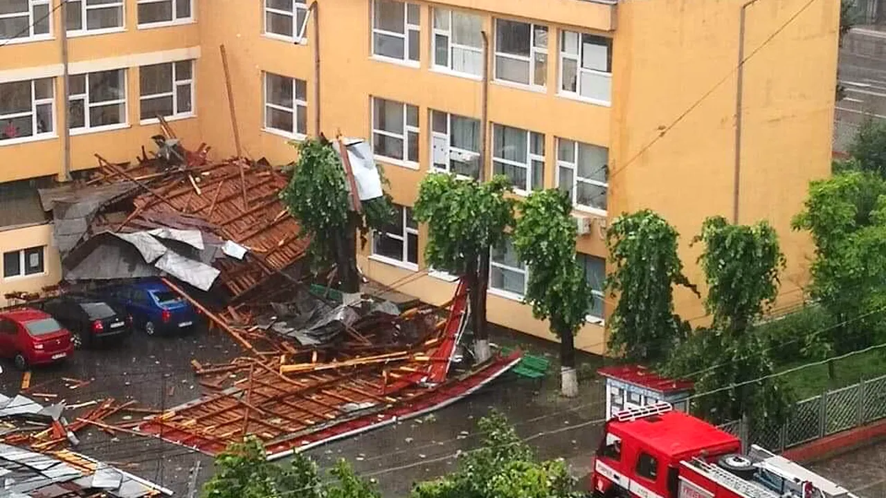 Vremea rea a făcut ravagii în ţară: Zeci de copaci doborâţi de vânt şi maşini avariate, după vijeliile din ultimele 24 de ore | FOTO