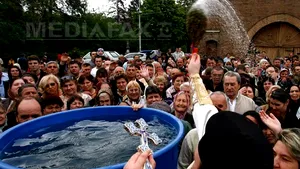 Peste cinci mii de oameni, la slujba de Izvorul Tămăduirii de la Mănăstirea Ghighiu - VIDEO