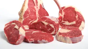 Un producător de mezeluri din Cluj, cu afaceri de 15 milioane de euro, şi-a propus să folosească doar carne din România 