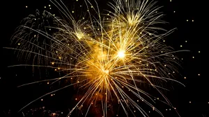 Cele mai trăznite superstiții de Revelion, adunate din toată lumea / De ce se ard păpuși din hârtie cu chipuri de politicieni la miezul nopții