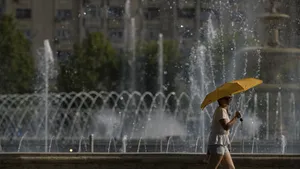 Valul de căldură din Capitală va persista şi luni