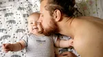19 bărbați români din 100 suferă de depresie postpartum | În Europa, procentul e mult mai mic