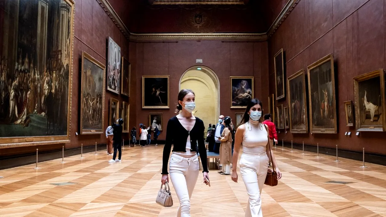 Tinerii din Franţa sunt ajutaţi de guvern să  meargă la muzee sau să-şi cumpere cărţi, prin „Pass culture”