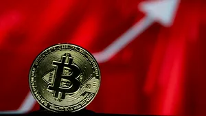 Criptomonedele sunt din nou pe val. Bitcoin urcă la 50.000 de dolari pentru prima dată din 2021 încoace