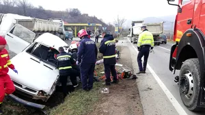Accident mortal în Cluj: Doi morţi şi un rănit grav, după ce o maşină şi un camion s-au ciocnit