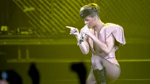 Rihanna a căzut pe scenă în timpul unui concert - VIDEO