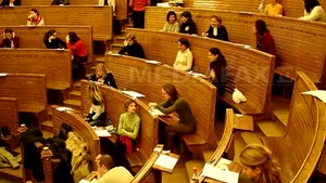 Student la spital după ce nu şi-a mai putut scoate din ureche un dispozitiv pentru copiat la examen