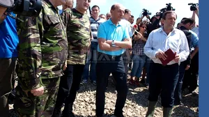Traian Băsescu a ajuns la Dorneşti, unde inspectează podul de pontoane
