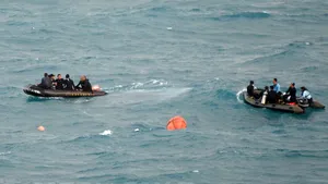 Cadavre ale pasagerilor cu centurile de siguranţă puse, descoperite lângă epava avionului AirAsia