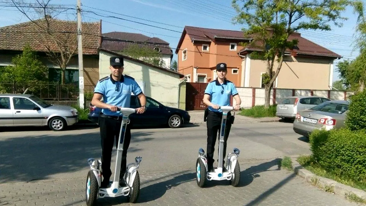 Poliţiştii locali din Timişoara patrulează pe segway, iar pe râul Bega cu şalupa