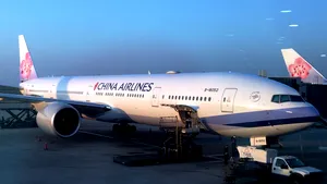 O femeie care a născut într-un avion ar putea plăti daune din cauza escalei neprevăzute