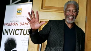 Morgan Freeman îşi îndeamnă fanii să muncească în folosul comunităţii de ziua lui Nelson Mandela