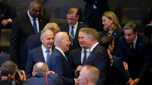 Iohannis la summitul extraordinar al NATO. Preşedintele, surprins într-o fotografie cu Joe Biden, Boris Johnson, Emmanuel Macron, Stoltenberg şi Geoană  