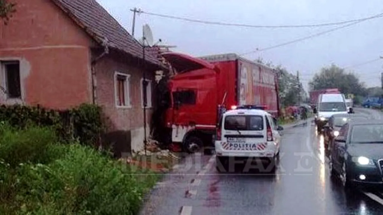 Curbă foarte periculoasă pe DN 7, în judeţul Arad: O casă de pe marginea şoselei, lovită de două ori într-o lună de tiruri - FOTO