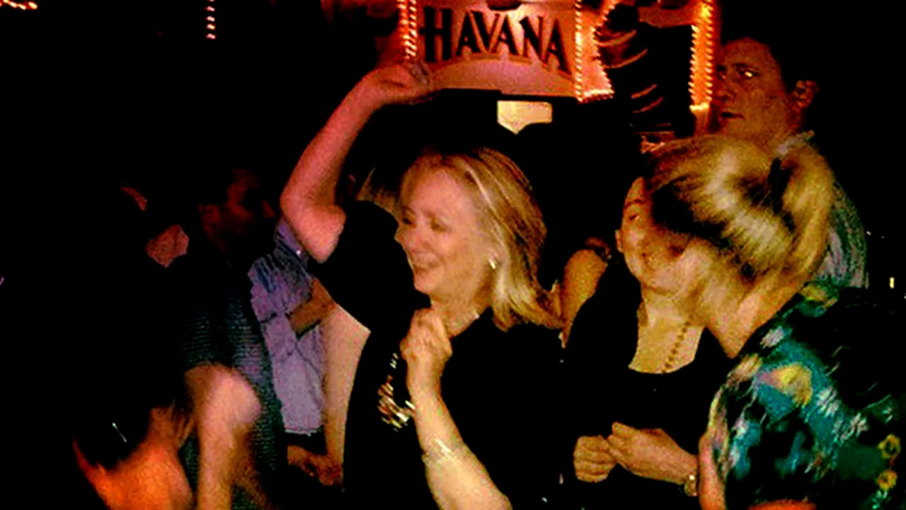 Hillary Clinton a dansat şi a băut într-un bar din Columbia - FOTO