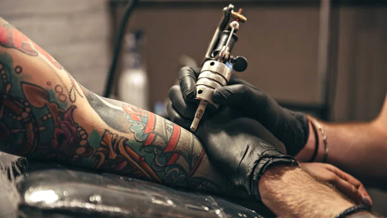 Tatuajele pot crește riscul de cancer, arată un studiu pe gemeni danezi
