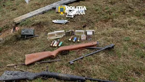 Arme folosite la braconaj, ridicate de polițiști în urma unor percheziții în Bistrița-Năsăud