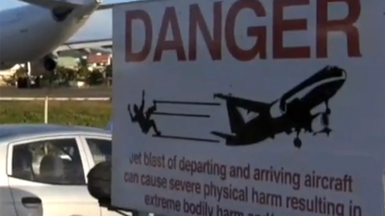 A vrut să vadă de aproape cum decolează un avion. Accidentul grav al femeii dornică de senzatii tari, surprins în imagini - VIDEO