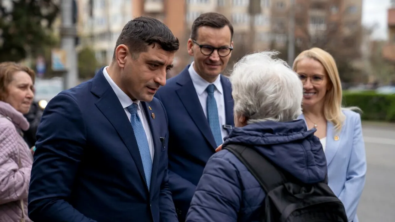 George Simion, la pas prin centrul Clujului, alături de fostul premier al Poloniei, Mateusz Morawiecki