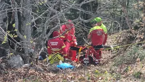 Tehnici avansate de salvare pentru recuperarea unui turist blocat într-o zonă de stâncă din Munții Făgăraș