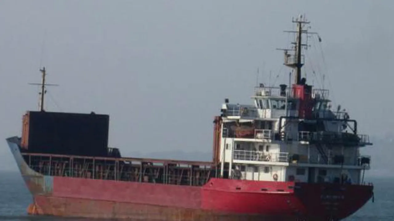 Situaţia navei care a cerut ajutor: Cargobotul a schimbat direcţia, dar comandantul susţine că nu sunt probleme. Marina Militară italiană a trimis un elicopter spre navă