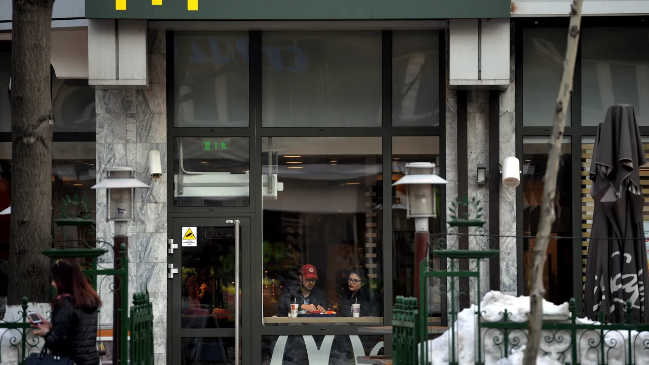 Efectele gripei aviare. McDonald's Australia micşorează micul dejun din cauza penuriei de ouă