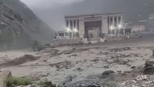 Principalul pod care lega Nepal de China, distrus de inundații. Cel puțin 18 persoane dispărute