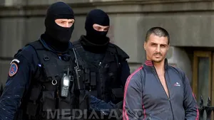 Percheziţii în canalizarea de la Gara de Nord din Bucureşti: Săbii, bani, droguri şi tablouri, găsite de procurorii DIICOT - FOTO, VIDEO