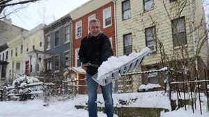 Ambasada SUA a postat o imagine cu primarul din New York care curăţă zăpada: 