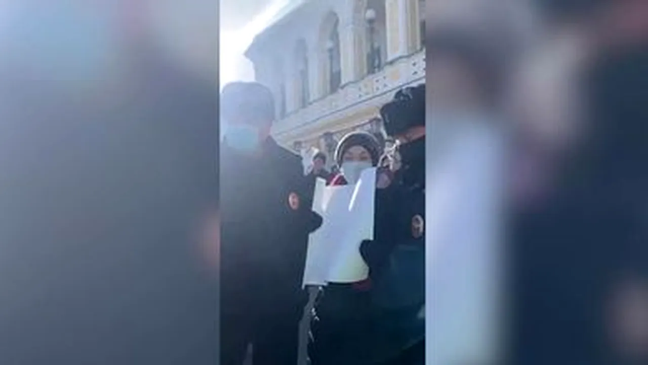 Protestatară rusă arestată pentru că a afişat o foaie albă