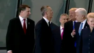 VIDEO Donald Trump pare să îl fi dat la o parte pe premierul Muntenegrului pentru a trece, la summitul NATO. Casa Albă EXPLICĂ situaţia