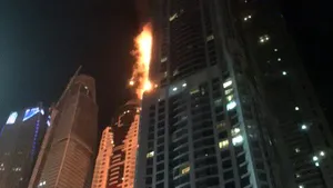 Un incendiu masiv a cuprins unul dintre zgârie norii din Dubai
